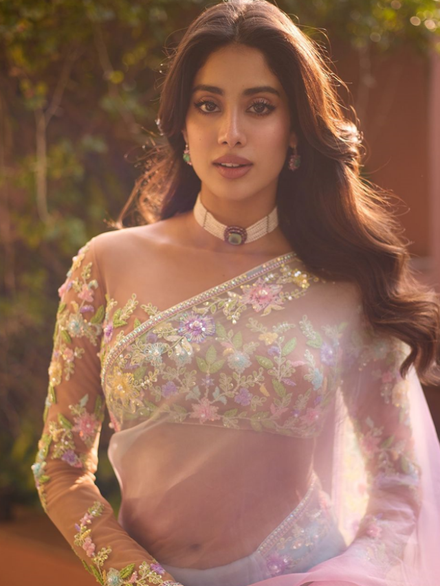 Janhvi Kapoor Looking Cool In Pink Saree