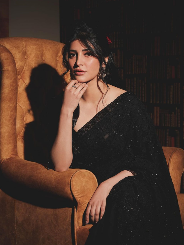 Shruti Haasan looks Stuns In Black Saree