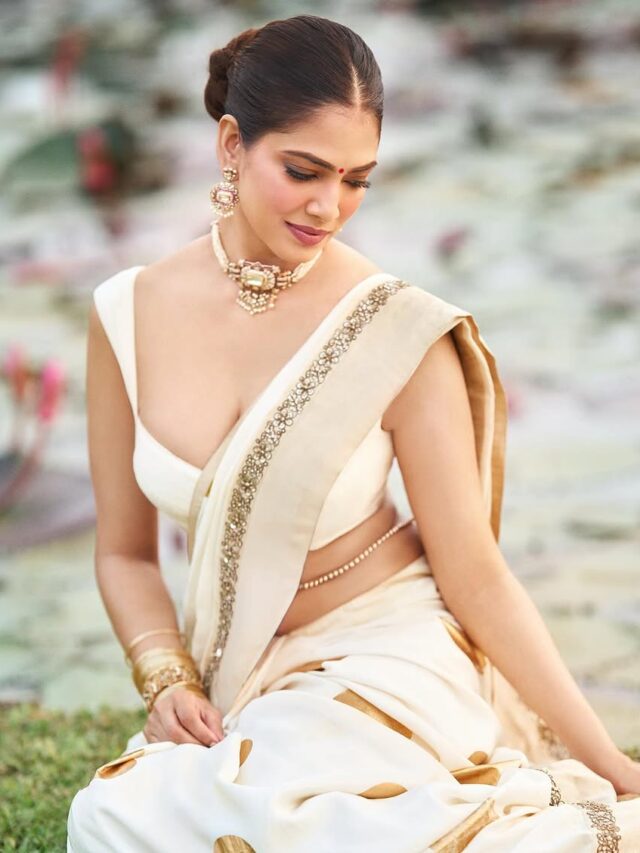 Malavika Mohanan In White And Gold Kerala Saree