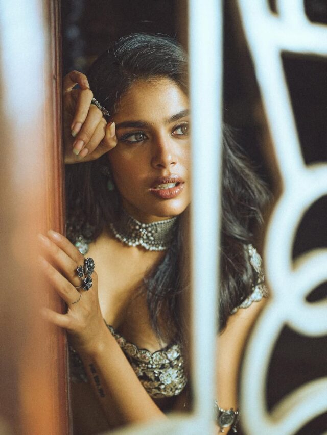 Faria Abdullah Glam Look In Black
