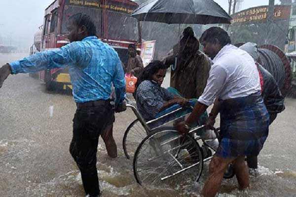 చెన్నై బాధితులకు సూపర్‌‍స్టార్‌ల విరాళాలలో పుకార్లే ఎక్కువ!