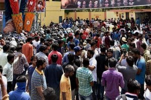 ప్రేక్ష‌కుడే తేర‌గా దొరికాడు.. అడ్డంగా దోచుకోండి