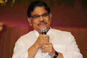 బాహుబ‌లిని చూసి వాత పెట్టుకొంటున్నారా??