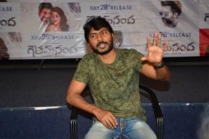 రివ్యూల‌పై అలిగిన మ‌రో ద‌ర్శ‌కుడు