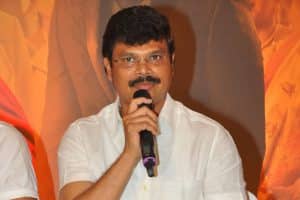 బోయ‌పాటికి త‌ల‌నొప్పి తెప్పిస్తున్న చ‌ర‌ణ్‌?