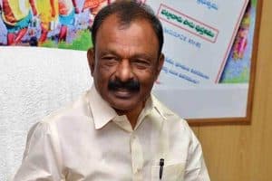వైఎస్ బొమ్మ పెట్టుకుని మాపై విమర్శలా అంటున్న రఘువీరా