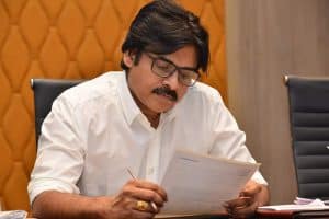 బస్సుయాత్రపై ఎందుకింత సస్పెన్స్ జనసేనాధినేత