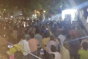 అర్ధ‌రాత్రి ఎన్టీఆర్ ఇంటి ముందు అభిమానుల సంద‌డి
