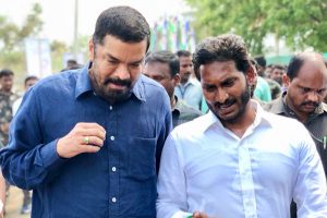 జగన్‌ పని చేయకపోతే.. పోసానిని చెప్పుతో కొట్టాలట..!