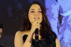 కళ్లు మూతలు పడుతున్నా కథ విన్నా: తమన్నా