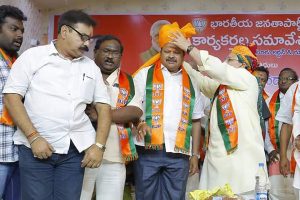 అధ్య‌క్షుడు క‌న్నాకి సొంత నాయ‌కుల అండ ఉందా..?