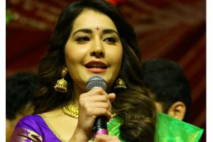 కనీళ్ళు పెట్టుకున్న రాశి ఖన్నా తల్లి..