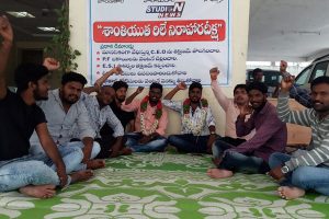 స్టూడియోఎన్ ఆఫీసులో మూడవరోజు కొనసాగుతున్న రిలే నిరాహారదీక్షలు