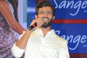 విజయ్‌ దేవరకొండ రెండు మెట్లు దిగినట్టే