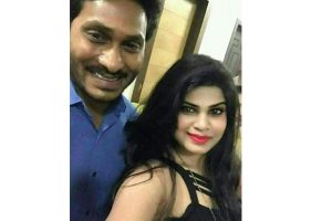 జగన్‌తో ఉన్న ఆ మోడల్ ఎవరు..? రహస్యం వీడిందా..?