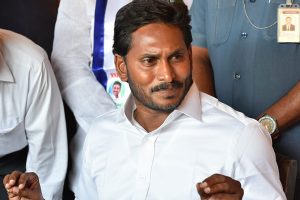 జగన్ దెబ్బకు ఏడ్చేసిన హిందూపురం వైసీపీ ఇన్చార్జ్..!