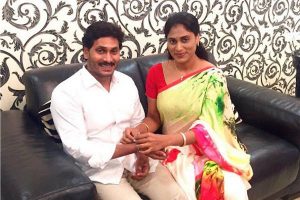 జగన్ కుటుంబంలో గొడవలు నిజమేనా..! వై దిస్ సైలెన్స్..!?