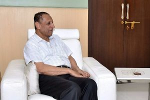 హంగ్ వస్తే గవర్నర్ ఎవరి వైపు..? కేంద్రం వైపా..? రాజ్యాంగం వైపా..?