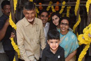 గ్యాలరీ వాక్ ఖర్చెంత..? పాదయాత్ర ఖర్చెంత..? సాక్షి ఏం చెబుతోంది..?