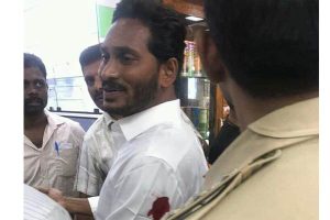 ఆ చొక్కా ఇచ్చేయ్ జగన్..! సమన్లు ఇచ్చిన కోర్టు..!