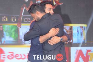 క‌న్నీటిప‌ర్యంత‌మైన ఎన్టీఆర్‌, క‌ల్యాణ్ రామ్‌