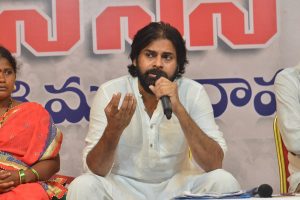 చిరంజీవిని పవన్ కల్యాణ్‌ నిజంగానే టార్గెట్ చేశారా..? ఫ్లోలో అనేశారా..?