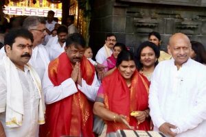 ద‌టీజ్ వ‌ర్మ‌: ఒక్క ఫొటో…. ఎన్నో సెటైర్లు