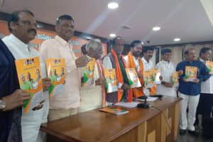 ఇళ్ల అద్దెలు కడతాం..  ల్యాప్ ట్యాప్‌లిస్తాం..! బీజేపీ వరాలు..!!