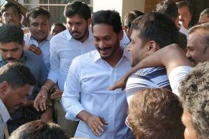 భారీ భద్రత మధ్య పునఃప్రారంభమైన జగన్ పాదయాత్ర