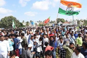 కర్ణాటక ఉపఎన్నికల్లో బీజేపీకి షాక్..! కాంగ్రెస్ – జేడీఎస్‌కు ముందే దీపావళి..!!