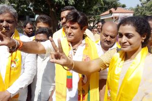 కూకట్‌పల్లి టీడీపీ అభ్యర్థిగా సుహాసిని నామినేషన్..! బ్రదర్స్‌ ట్వీట్ సపోర్ట్..!!