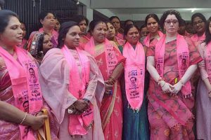 లగడపాటి మాజీ భార్య టీఆర్ఎస్‌ సపోర్టర్…!