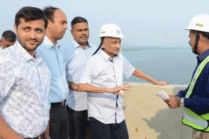 చావుబతుకుల్లో ఉన్నపారీకర్ తో బీజేపీ పదవీ రాజకీయం..! కొత్త ఫోటోలతో వివాదం..!!
