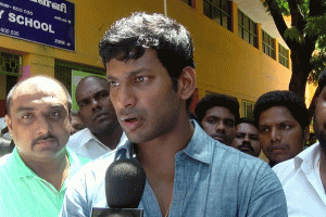 విశాల్ ను టార్గెట్ చేసింది తమిళ రాజకీయమేనా..?