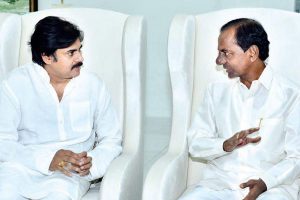 పవన్ తో కేసీఆర్ కేటీఆర్ ల ముచ్చట్లే సెంటరాఫ్ అట్రాక్షన్