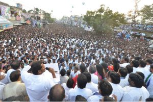 రైతులకు అన్నీ ఫ్రీనే..! పాదయాత్ర ముగింపు సభ లో జగన్ ఉచిత హామీల వరద..!