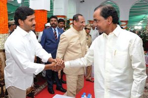 టీఆర్ఎస్ మద్దతు ఏ విధంగా లాభం..? జగన్ ట్రాప్‌లో పడుతున్నారా..?