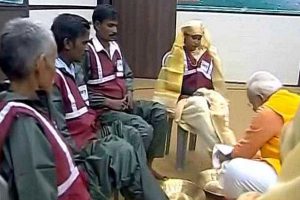 పారిశుద్ధ్య కార్మికుల కాళ్లు కడిగిన మోడీ..!