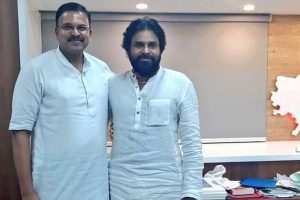 పవన్‌ను మళ్లీ పొగుడుతున్న మాజీ జేడీ లక్ష్మినారాయణ !