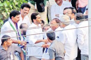 ఆ ఎమ్మెల్యేకు కండువా కప్పలేకపోయిన జగన్..! పిఠాపురంలో పోయిన పరువు..!
