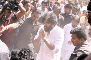 పవన్ కళ్యాణ్ జనాన్ని తోసుకుంటూ వెళ్లి ఓటు వేశాడు అన్న విమర్శల్లో వాస్తవం ఎంత?