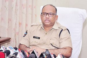 కొన్ని గంటల్లో ఎన్నికలు… కొనసాగుతున్న బదిలీలు