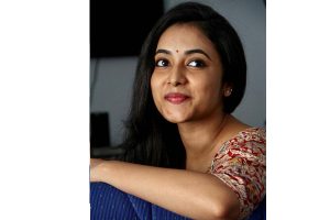 నాని హీరోయిన్ వెంట‌… కుర్ర హీరోలంతా