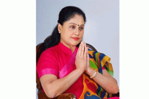 గాలి ఎటువైపు ఉంటే రాములమ్మ రాజకీయం అటే  !