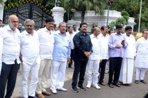 కర్ణాటకంలో ఇప్పుడు స్పీకర్ ఎపిసోడ్..!