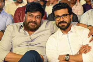 సీన్ రివ‌ర్స్‌:  చ‌ర‌ణ్ చేతుల్లో చిరు