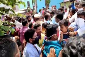వైసిపి కార్యకర్తల చేతిలో  పోలీసులకి మసాజ్  !