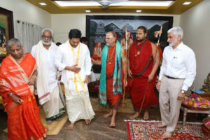 విశాఖలో జగన్ : స్టీల్ ప్లాంట్‌కు 2 నిమిషాలు.. యాగానికి 2 గంటలు..!