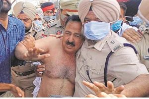 పంజాబ్‌లో ఎమ్మెల్యేపై దాడి ..! రైతుల సహనం కంట్రోల్ తప్పుతోందా..?