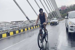 సైకిల్ ఎక్కిన సోనూసూద్‌